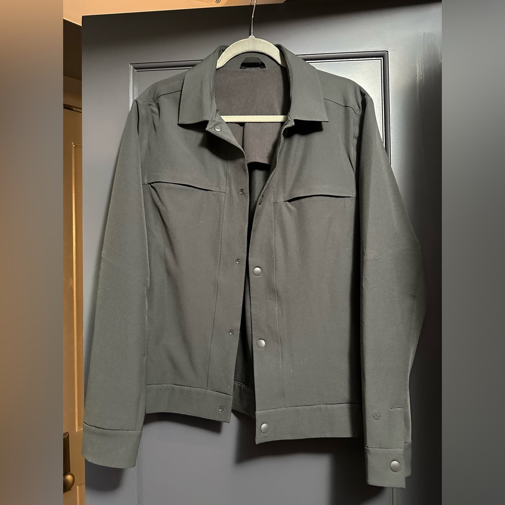 Lululemon Size M men’s lightweight gray waterproof jacket